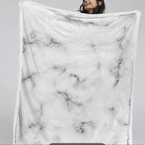 URBAN MARBLE PLUSH THROW